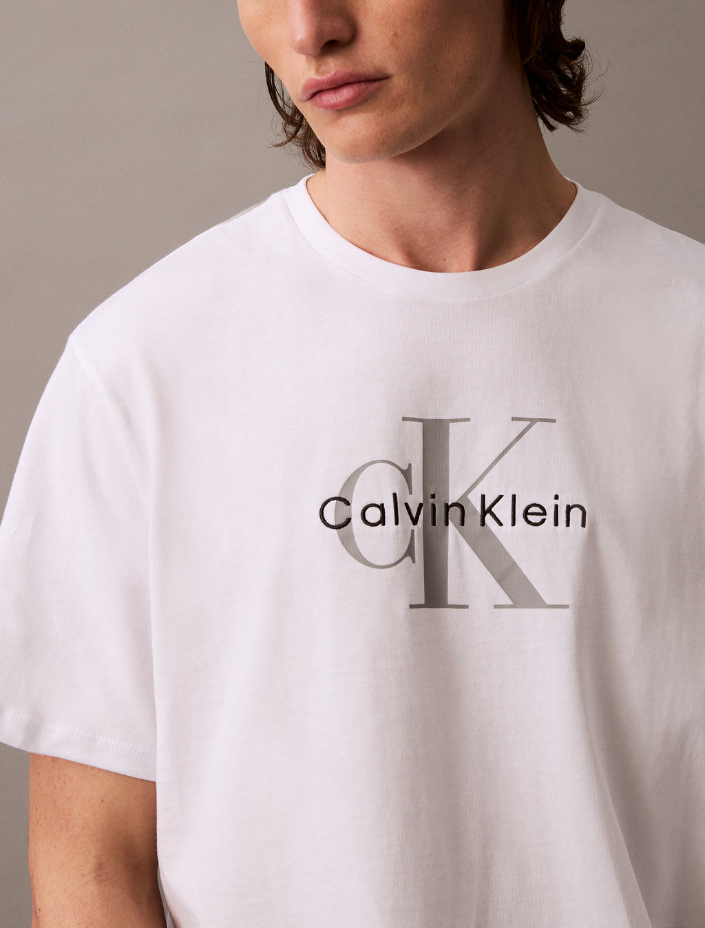Calvin Klein Kaos Logo Seri Huruf, Unisex '"COD '" K210