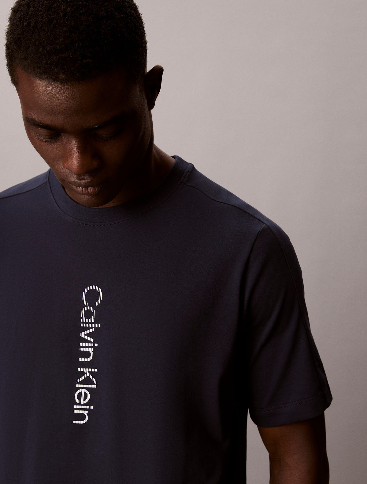 Calvin Klein Kaos Logo Seri Huruf, Unisex '"COD '" K214