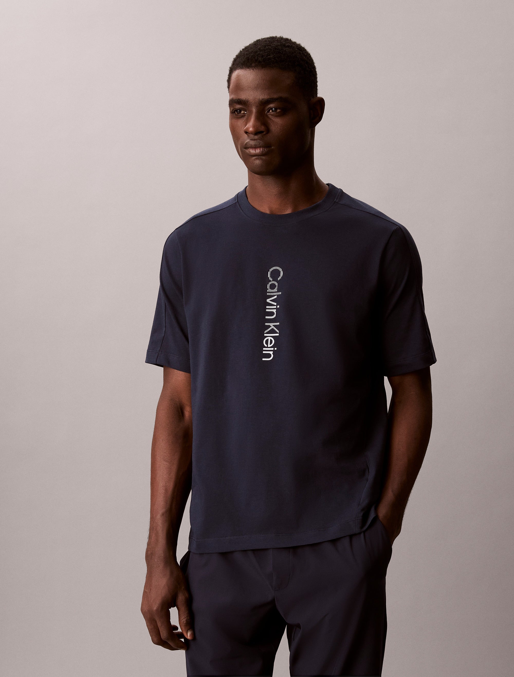 Calvin Klein Kaos Logo Seri Huruf, Unisex '"COD '" K214