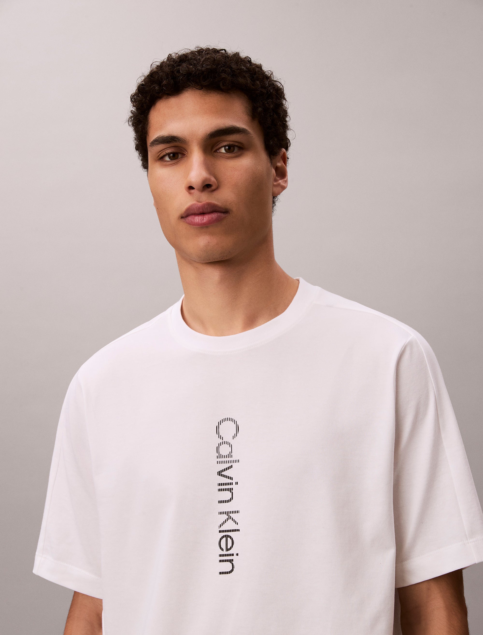 Calvin Klein Kaos Logo Seri Huruf, Unisex '"COD '" K214